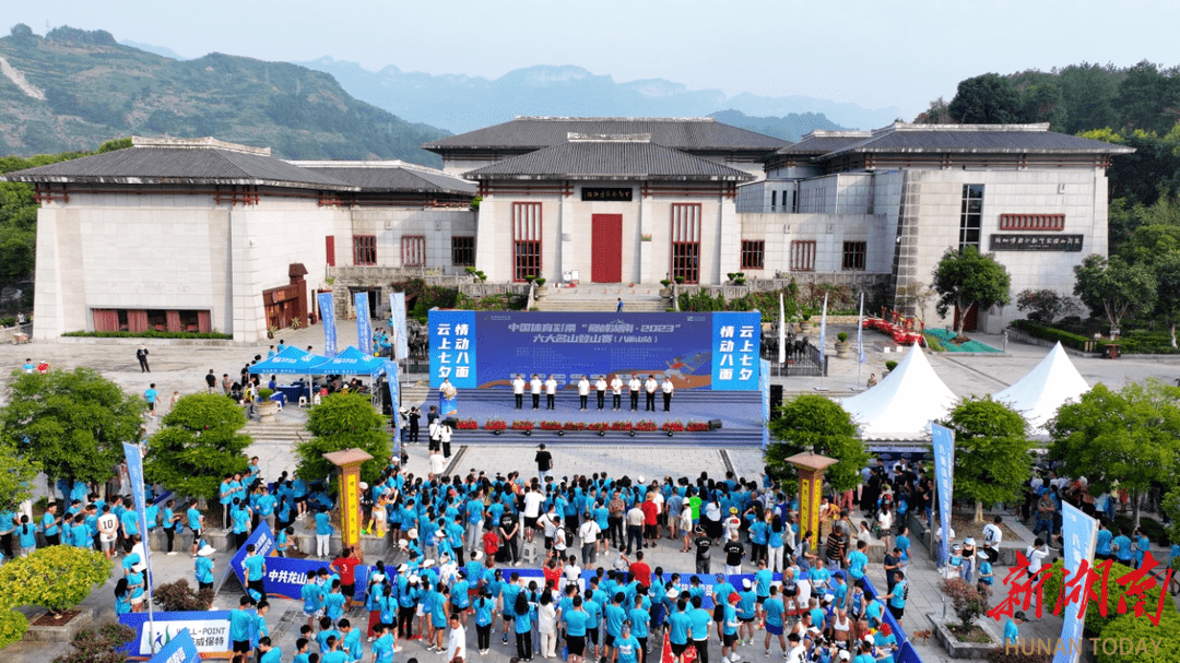 NG体育官网app来“南方空中草原”露营、骑行 龙山八面山星空露营周暨“两赛一节”活动举行(图1)