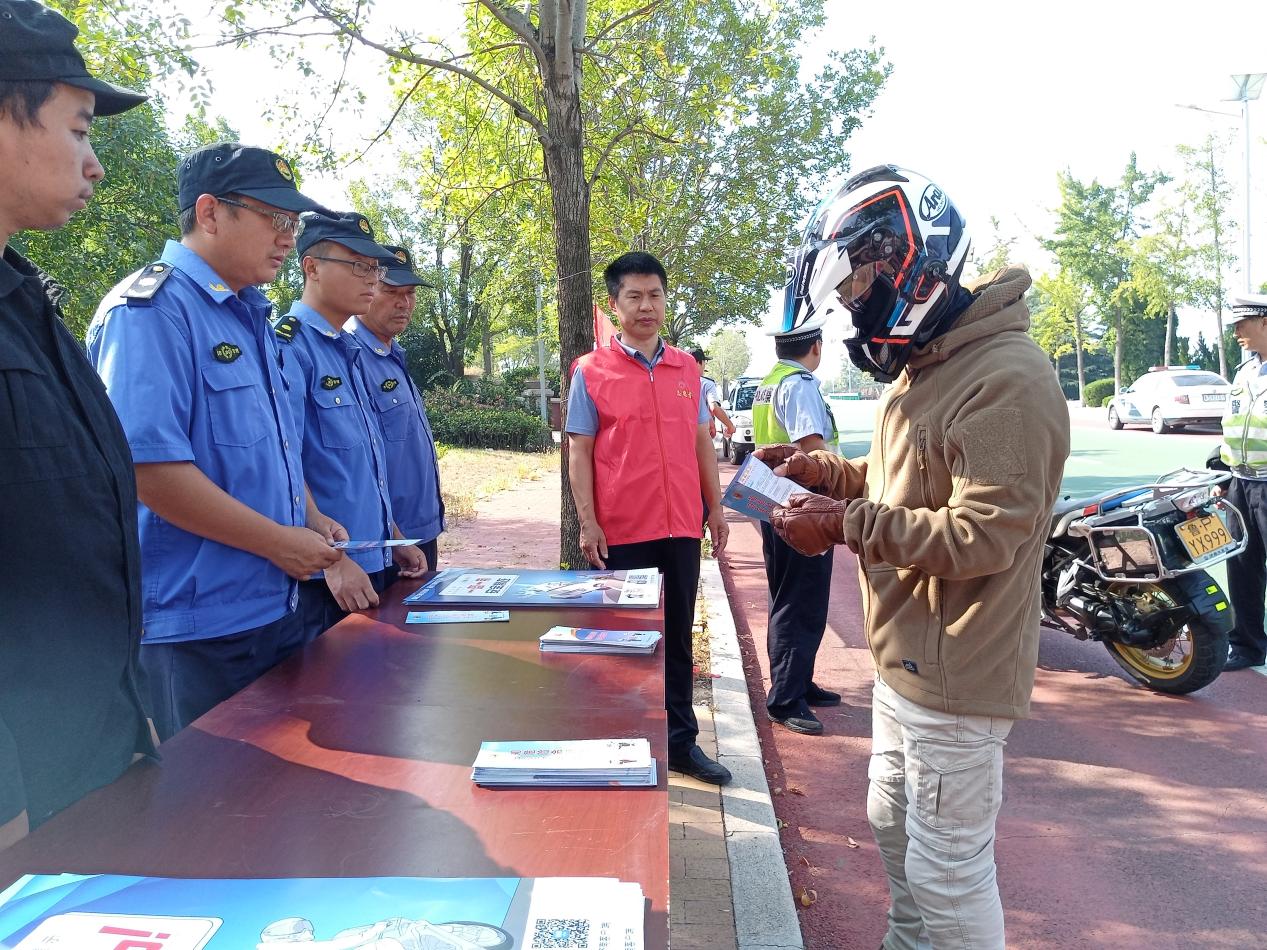 雪野街NG体育官网app道向环湖骑行游客开展摩托车文明骑行宣传活动(图2)