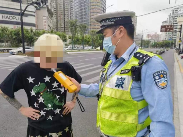 NG体育官网app后备箱装不下折叠车就能酒驾？非也！ 普陀警方端午小长假期间开展酒驾、醉驾集中整治行动(图1)