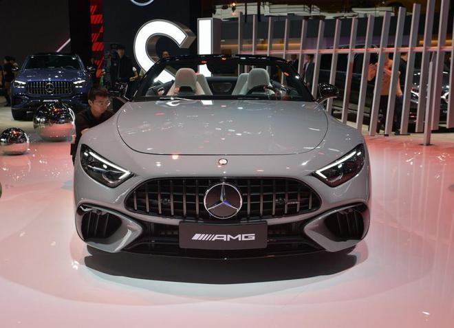 NG体育官网app200万只能盯着燃油车新AMG SL 63敞篷跑车吸睛无数(图2)