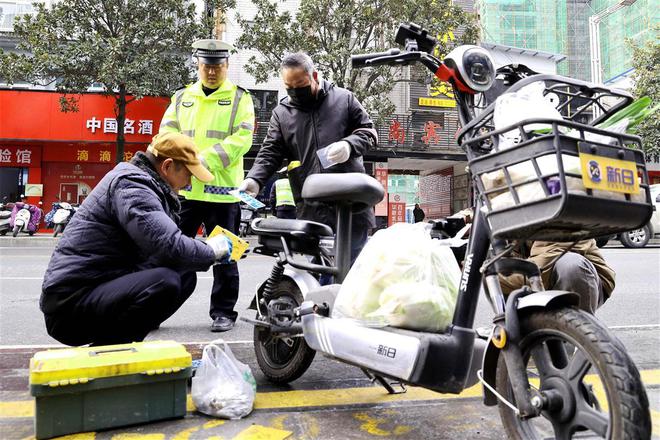 襄阳市保康交警免费为电动自行车上牌还未上牌的抓紧时间啦！NG体育官网app(图1)