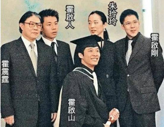 NG体育官网app霍启刚全家骑行霍震霆同穿亲子装罕见现身祖孙3代其乐融融(图5)