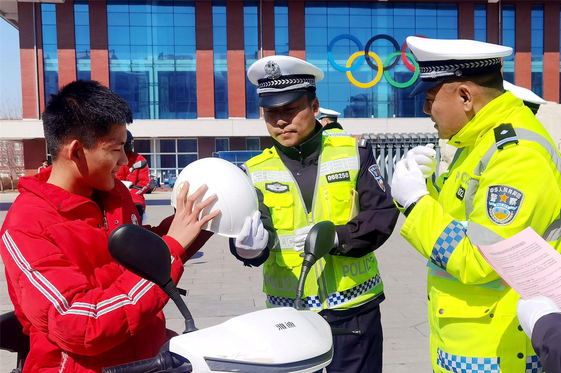 警校联动倡导文明NG体育官网app骑行(图1)